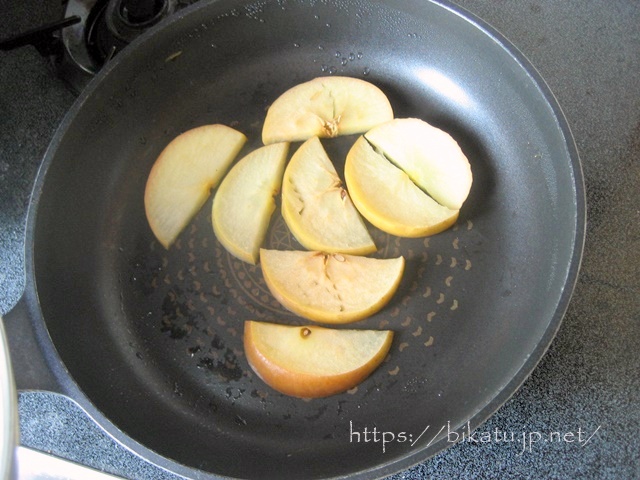 りんごをフライパンで焼く方法